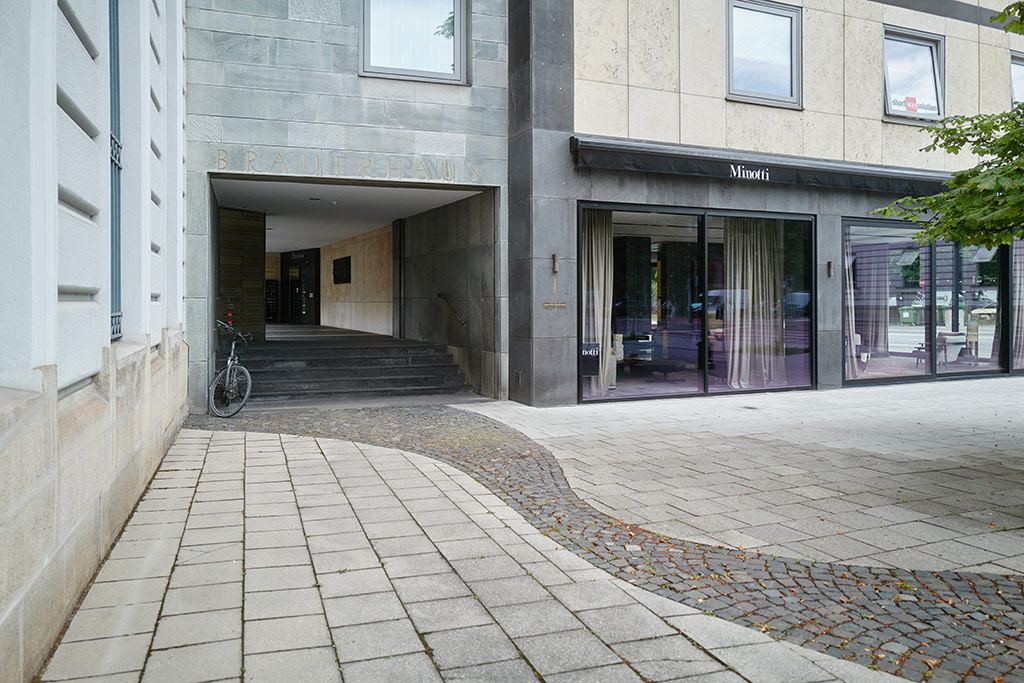 Praxislage - Zugang über Treppe zwischen Minotti Möbelgeschäft und Landesbank